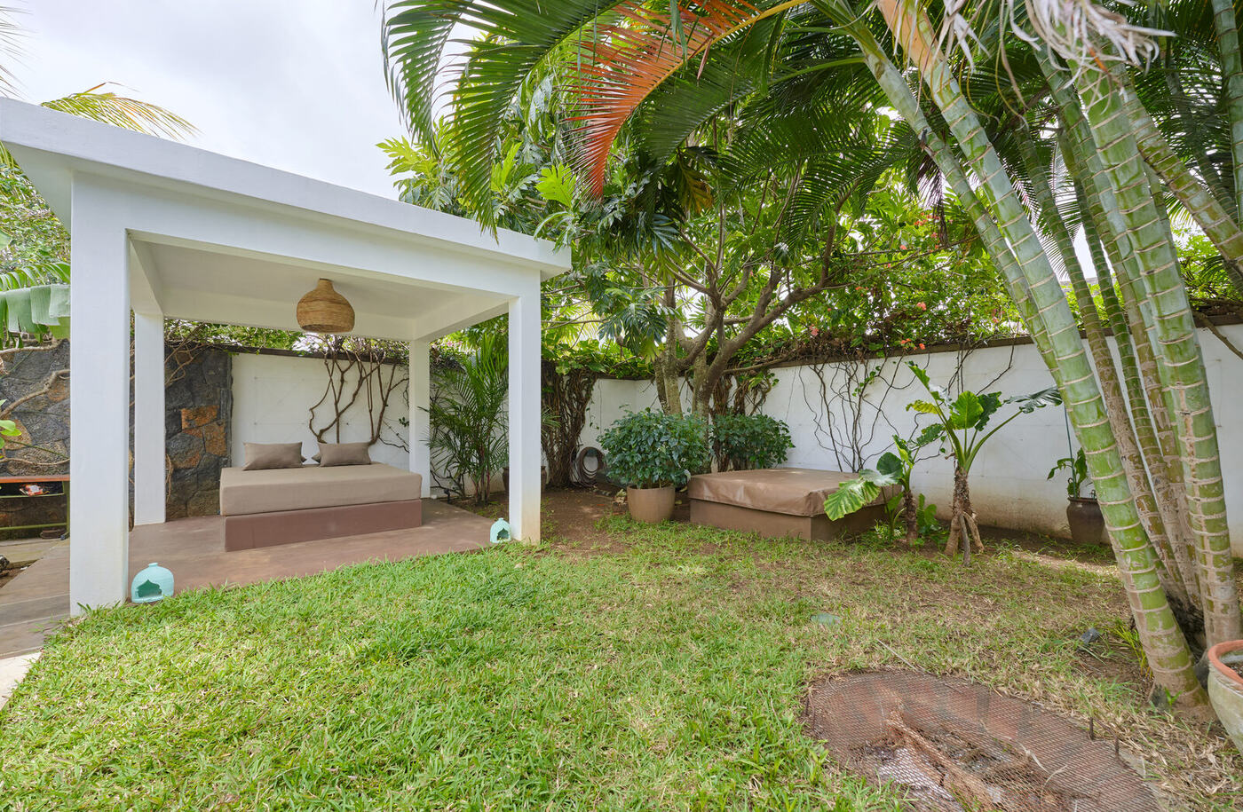Coin farniente de jardin avant réaménagement, mobilier housse, île Maurice