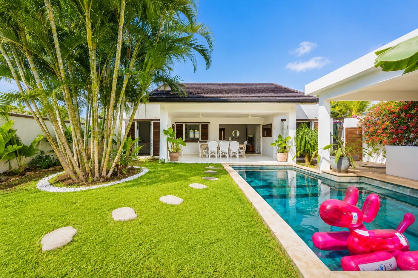 Jardin et piscine de villa après réaménagement paysager, allée en pas japonais, île Maurice