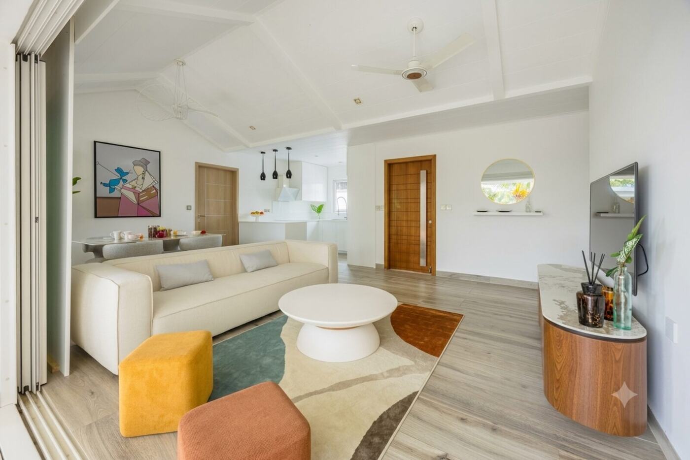 Salon de villa après réaménagement, décoration épurée et lumineuse, île Maurice